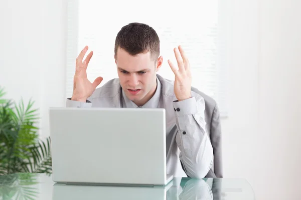 Empresário tendo problemas com seu laptop — Fotografia de Stock