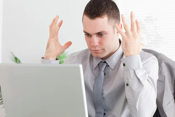 Close-up de homem de negócios enfrentando problemas com seu laptop — Fotografia de Stock