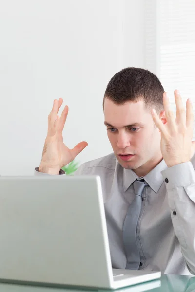 Close up de jovem empresário tendo problemas com seu laptop — Fotografia de Stock