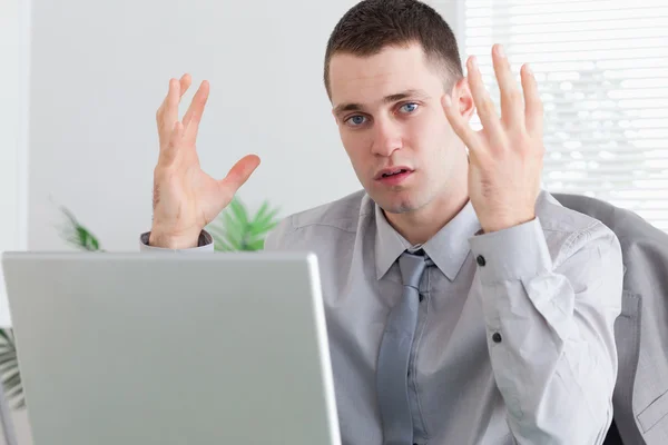 Biznesmen niezadowolona z jego laptop — Zdjęcie stockowe