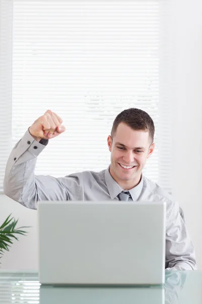 Nahaufnahme eines Geschäftsmannes, der sich über eine E-Mail freut — Stockfoto