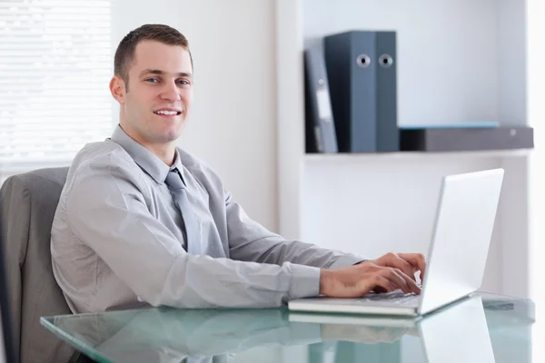 Jonge zakenman zijn laptop gebruiken — Stockfoto