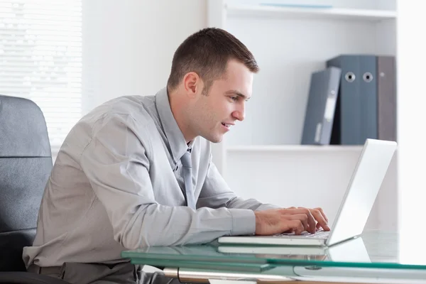 Geschäftsmann arbeitet konzentriert an seinem Laptop — Stockfoto