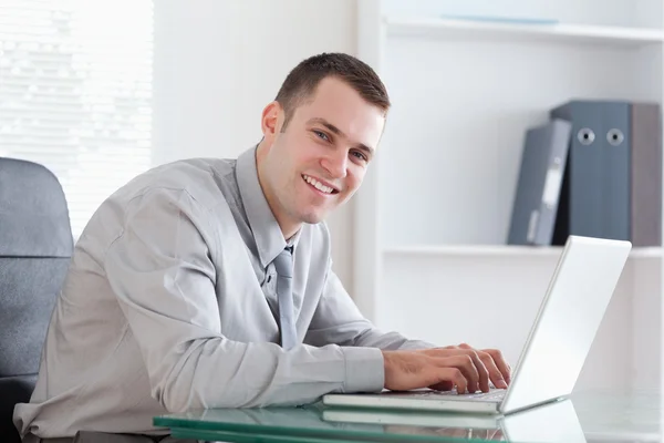 Businessman typing on his laptop — Stock Photo, Image