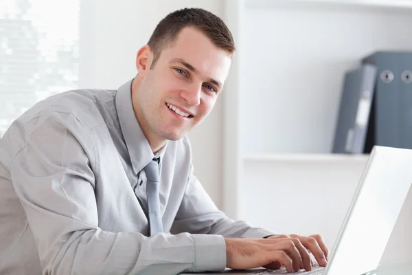 Närbild på affärsman att skriva på sin laptop — Stockfoto
