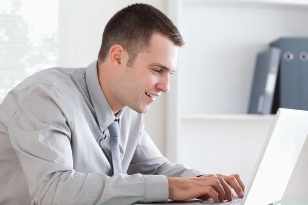 Close up de empresário escrevendo um e-mail com seu laptop — Fotografia de Stock
