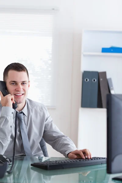 Uśmiechający się biznesmen słuchania rozmówcy — Zdjęcie stockowe