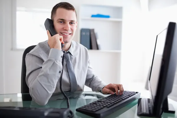 Businessman having a dialogue on the phone — Stock Photo, Image