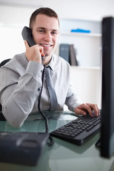 Empresário sorridente tendo um diálogo ao telefone — Fotografia de Stock