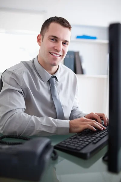 Empresário feliz trabalhando em seu computador — Fotografia de Stock