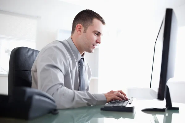 Homme d'affaires travaillant concentré sur son ordinateur — Photo