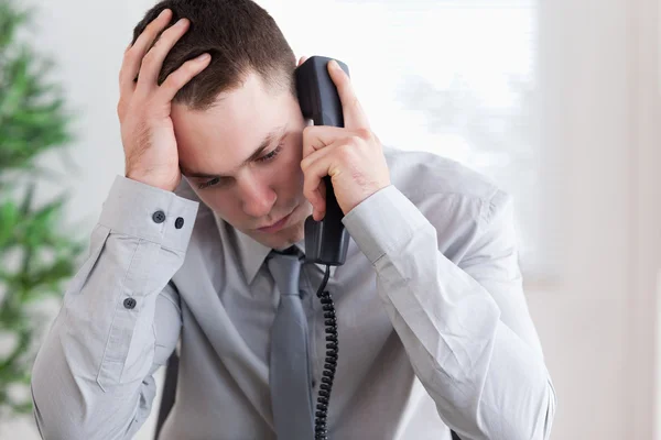 Разочарованный бизнесмен по телефону — стоковое фото