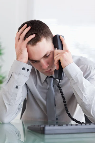 Empresário ficando desapontado ao telefone — Fotografia de Stock