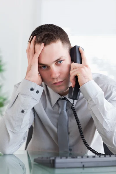 Depressiver Geschäftsmann am Telefon — Stockfoto