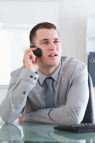 Podnikatel při poslechu volajícího při pohledu na obrazovku — Stock fotografie