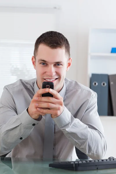 Uomo d'affari riceve un messaggio piacevole sul suo chellphone — Foto Stock