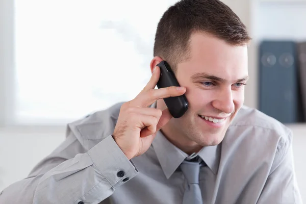 Hombre de negocios hablando por el teléfono celular —  Fotos de Stock