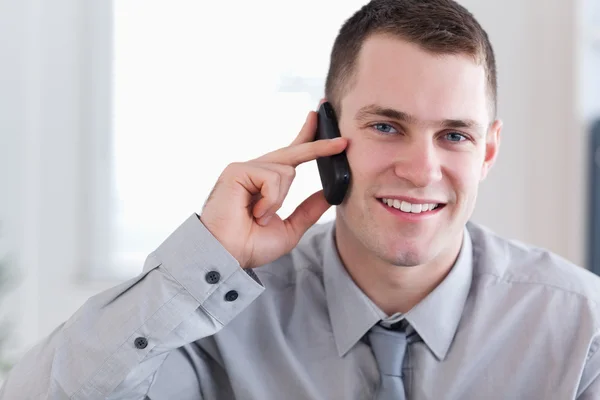 Un uomo d'affari sorridente riceve buone notizie al telefono — Foto Stock