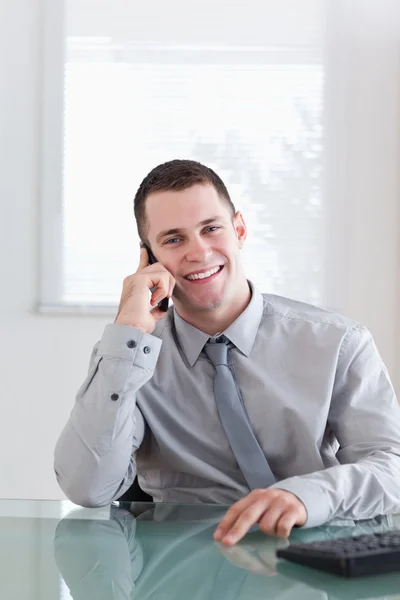 Šťastný podnikatel poslechu volajícího — Stock fotografie