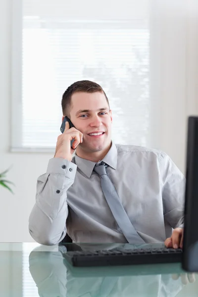 Lachende zakenman krijgt goed nieuws op de mobiele telefoon — Stockfoto