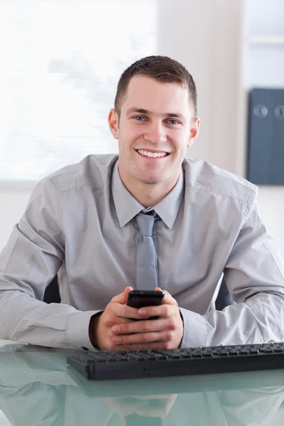 Primer plano del hombre de negocios recibiendo un mensaje de texto — Foto de Stock