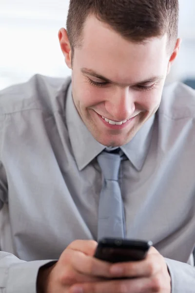 Close up de empresário recebendo uma mensagem de texto agradável — Fotografia de Stock