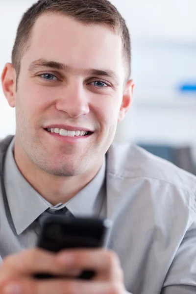 Close up van zakenman met mobiele telefoon in zijn hans — Stockfoto
