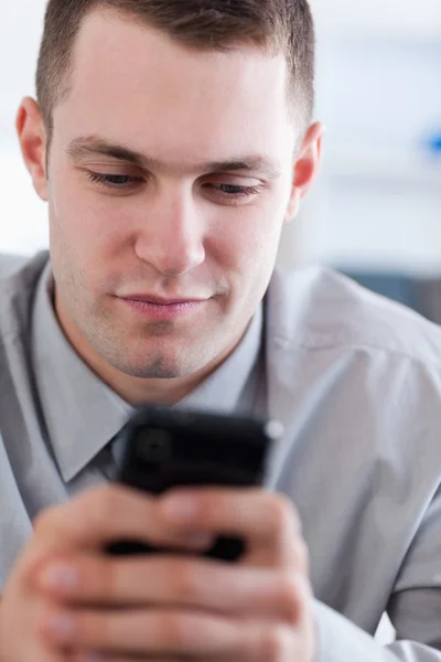 Primo piano dell'uomo d'affari che legge messaggi di testo sul cellulare — Foto Stock