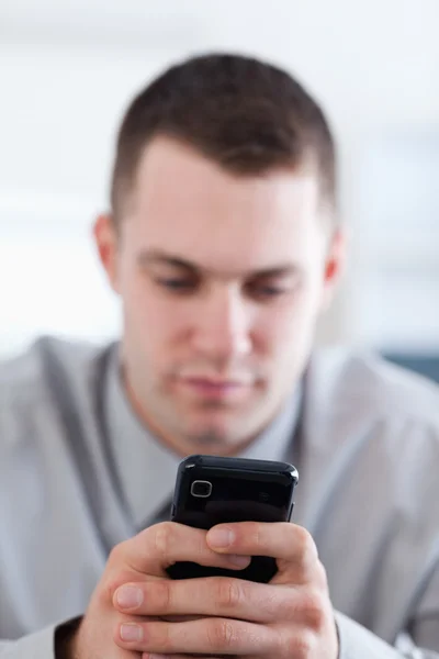 Close-up de celular sendo realizada pelo empresário — Fotografia de Stock