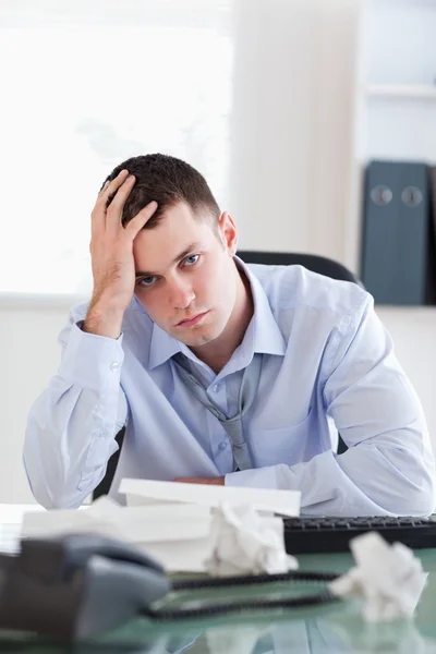 Close-up de empresário sendo infeliz com a contabilidade — Fotografia de Stock