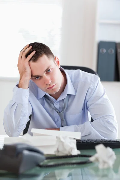 Close up de empresário sendo deprimido pela contabilidade — Fotografia de Stock