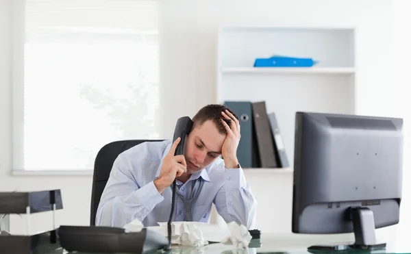 Empresário stressado ao telefone — Fotografia de Stock