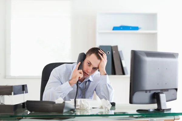 Uomo d'affari che cerca di risolvere un problema al telefono — Foto Stock