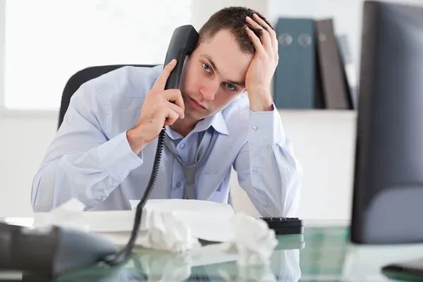 Gros plan d'un homme d'affaires frustré au téléphone — Photo