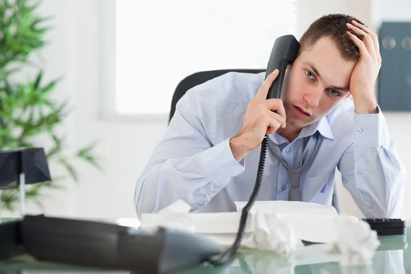 Beunruhigter Geschäftsmann am Telefon — Stockfoto