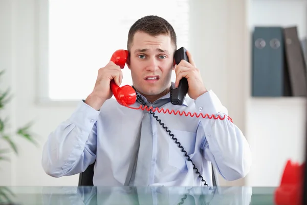 Geschäftsmann kommt mit dem Telefon nicht zurecht — Stockfoto