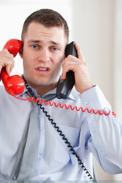 電話で問題を抱えたビジネスマンのクローズ アップ — ストック写真