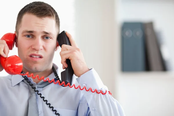Empresário perturbado pelo telefone — Fotografia de Stock
