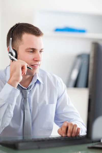 Zavřete call centrum agent mluví se zákazníkem — Stock fotografie