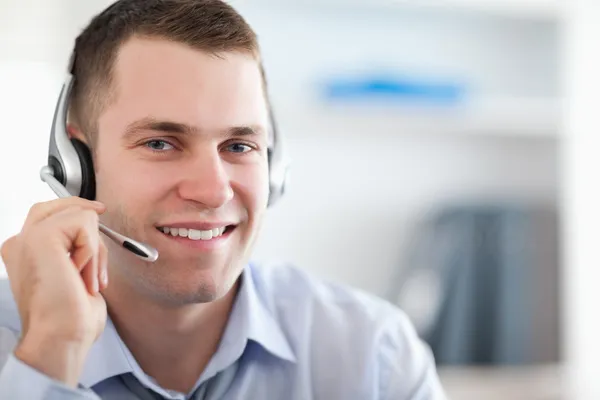 Close up de agente de call center ajudando o cliente — Fotografia de Stock