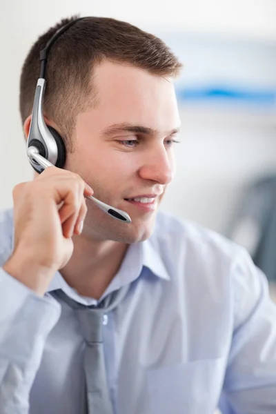 Close-up de agente de call center resolver um problema de clientes — Fotografia de Stock