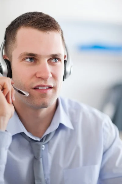 Close up call center agente à procura de uma solição — Fotografia de Stock