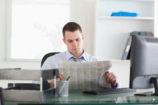 Empresário lendo o jornal — Fotografia de Stock