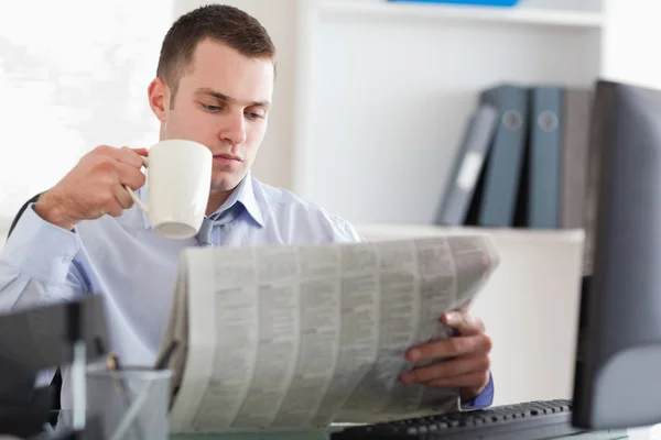 사업가 신문 읽는 동안 커피를 데 — 스톡 사진