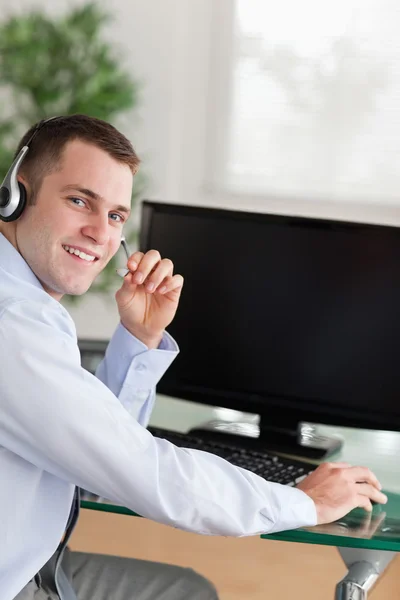 Shadowing a friendly call center agent — Stock Photo, Image