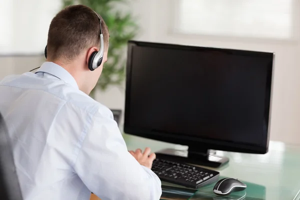 Agente del centro de llamadas en busca de una solución en su ordenador — Foto de Stock