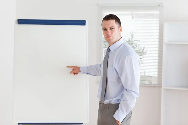 Biznesmen, wskazując na tablicę typu flip chart — Zdjęcie stockowe