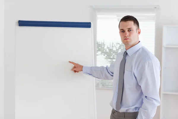 Biznesmen wyjaśniając flip chart — Zdjęcie stockowe