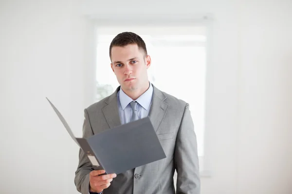 Businessman with open folder — Stock Photo, Image