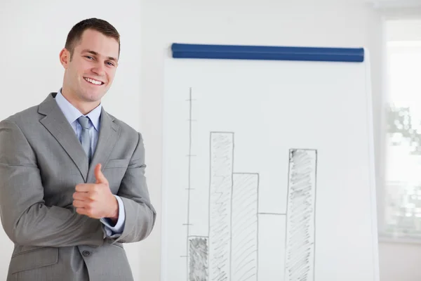 Empresário dando polegar ao lado do diagrama — Fotografia de Stock